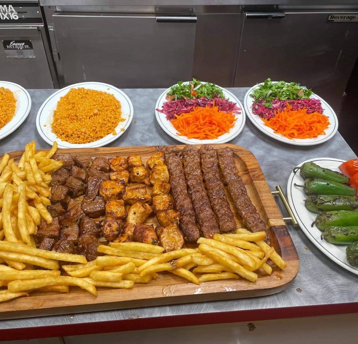 Grand plateau de grillades à partager avec salades fraîches
