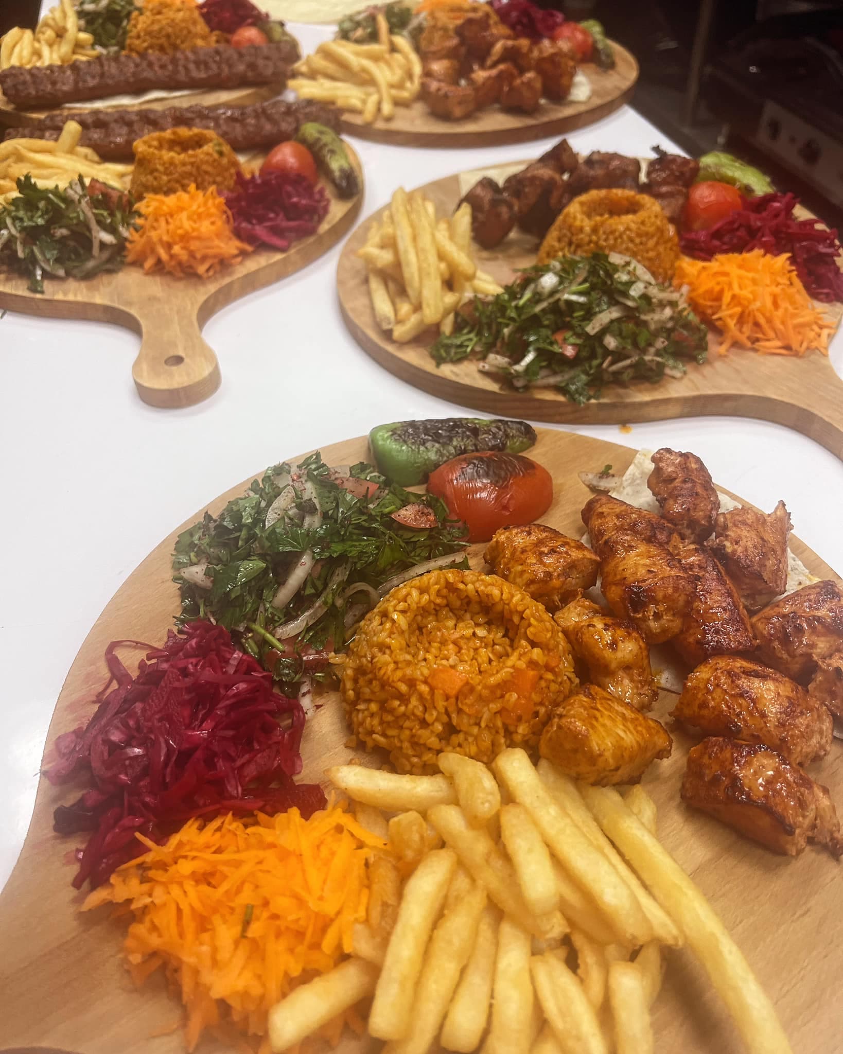 Assiettes de brochettes de poulet avec boulgour et salades